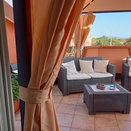 Casa Vacanza Le 2 Isole Suni Екстериор снимка