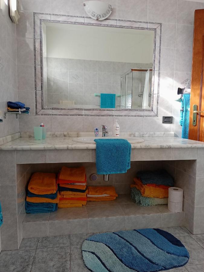 Casa Vacanza Le 2 Isole Suni Екстериор снимка