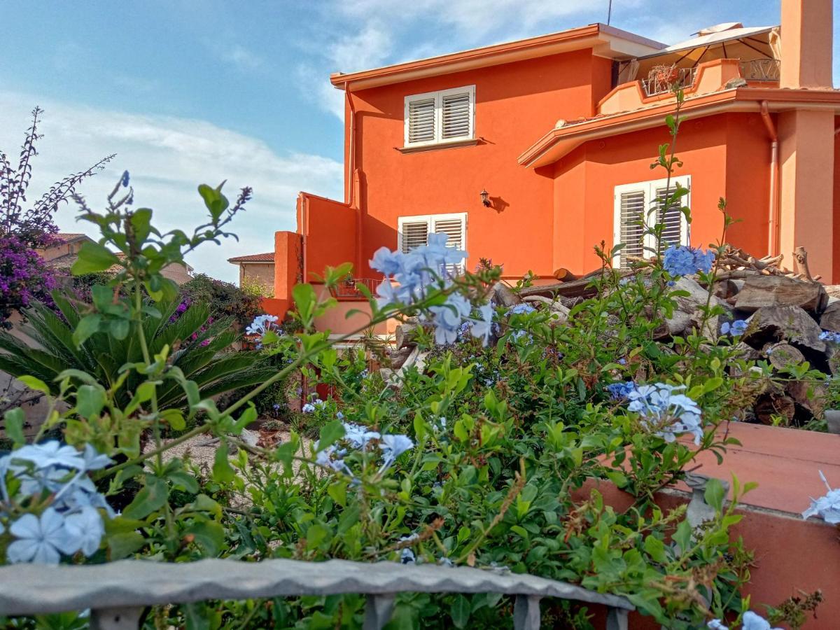 Casa Vacanza Le 2 Isole Suni Екстериор снимка
